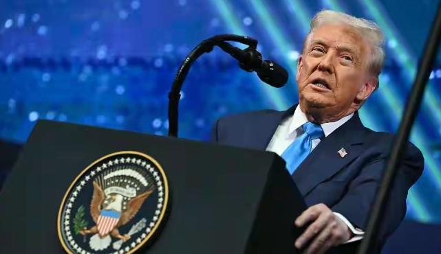 政府“停摆”进入第32天，特朗普恼羞成怒，提了个大胆建议，共和党后背发凉。截