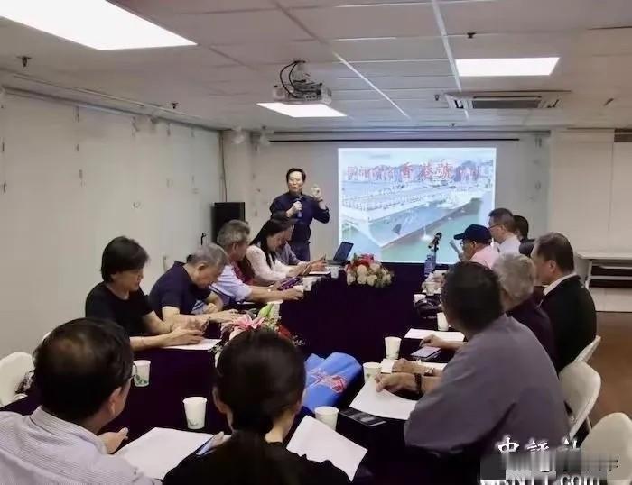 4月23日是中国人民解放军海军节。香港28个团体4月22日召开记者会，宣读联署给