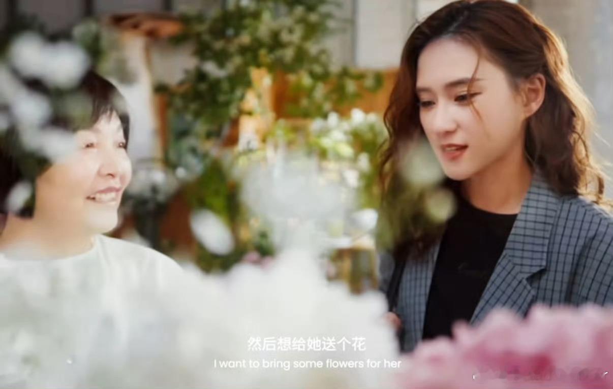 何超莲每天的日常都有窦骁参与何超莲与窦骁热恋中，日常紧密相伴：晨起共餐、午后散步