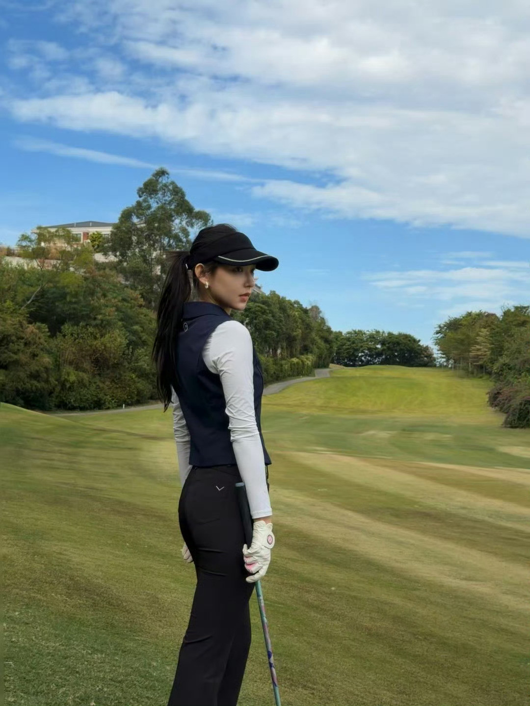 程潇又来打高尔夫啦，学姐你好甜！！！多扎高马尾好吗