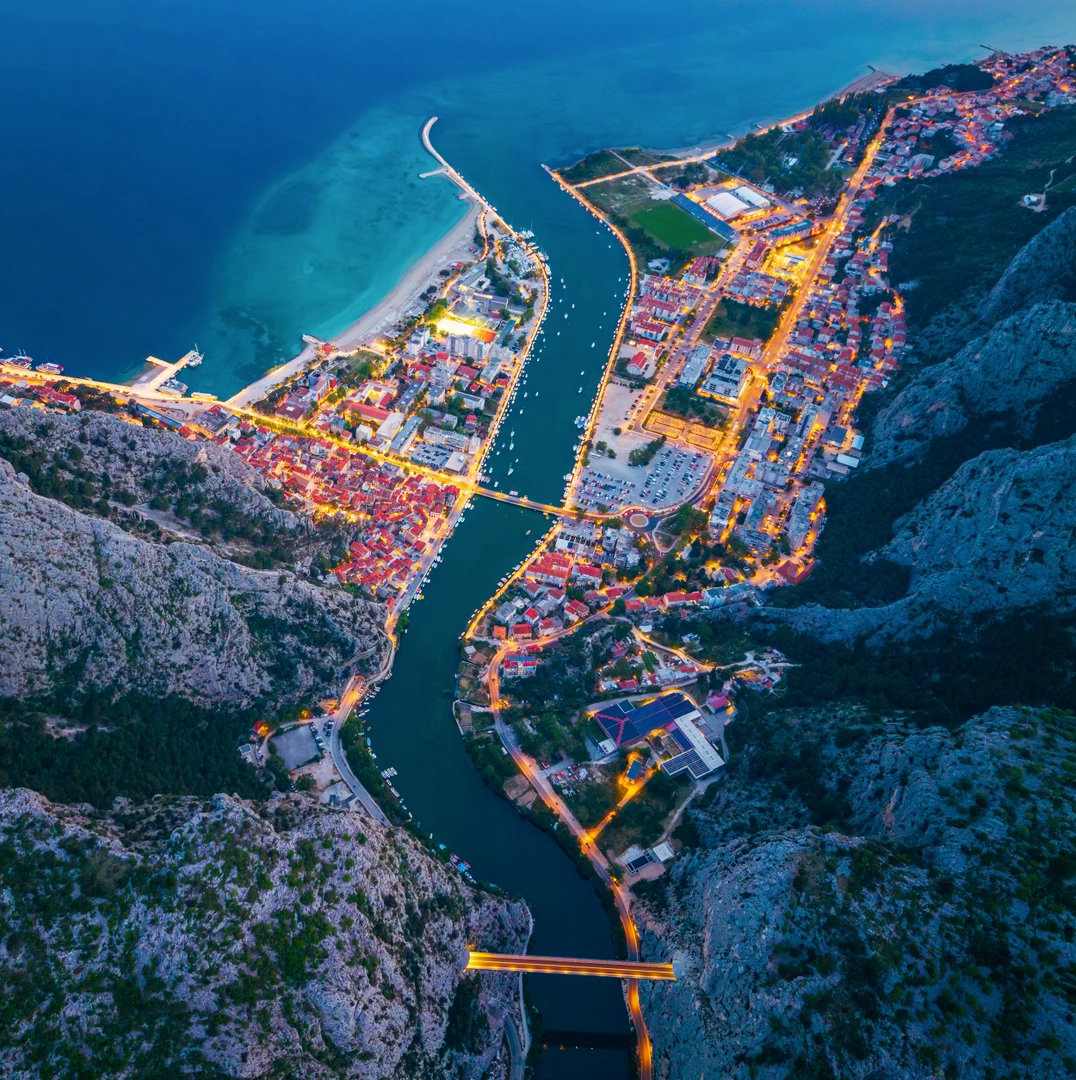 航拍克罗地亚Omis小城。CetinaRiver入海口，河道从两侧山谷之间穿