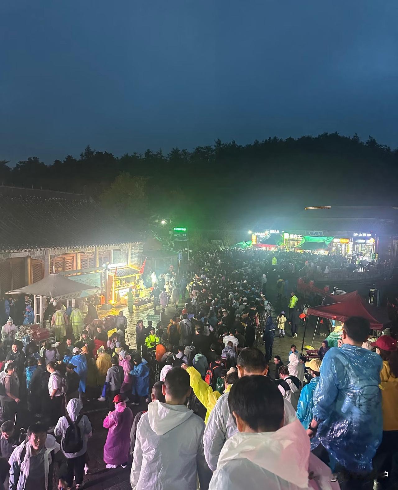 早就计划夜爬泰山看日出，出发前也知道山上天气多变，做好了“能看到是运气，看不到也