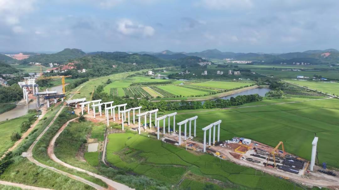 德庆县现在是肇庆山区县中发展最快的，不仅有山区县中唯一的大学，新的321国道改线