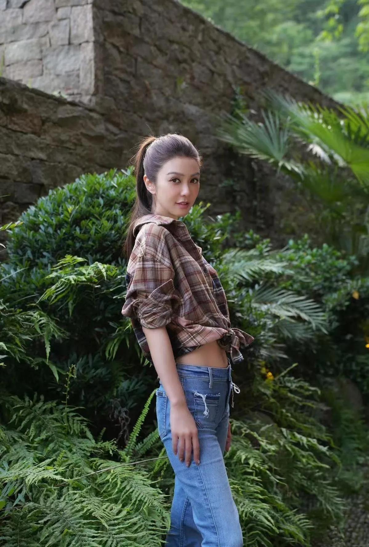薛凯琪太会穿了！格子衬衫+牛仔裤，休闲减龄🍂薛凯琪这组私服太有氛围感啦！