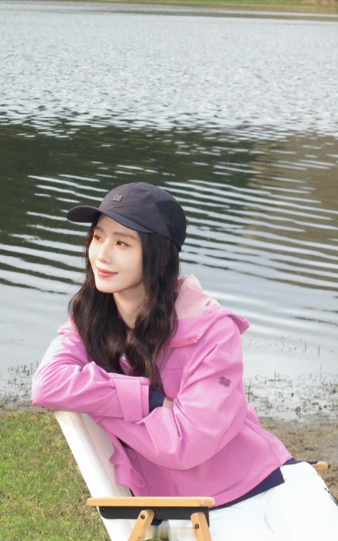 刘诗诗最新踏青图营业，好温柔好明媚好清新像是把风里的暖意都穿在了身上，笑容比头顶