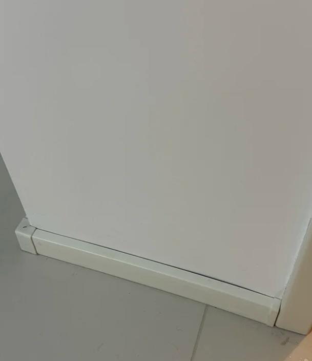 听句劝，别再被十几块钱一米的塑料踢脚线忽悠了！我家当初图便宜，现在肠子都悔青了。