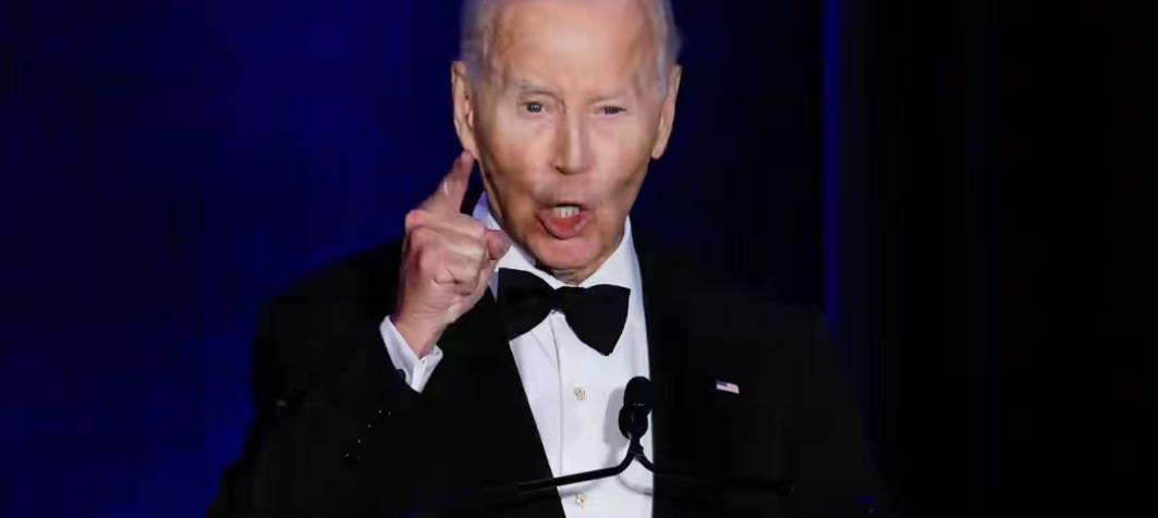 拜登怒斥特朗普!美国的“三权分立”都被你毁了。 说实话,也挺佩服拜登的,毕竟