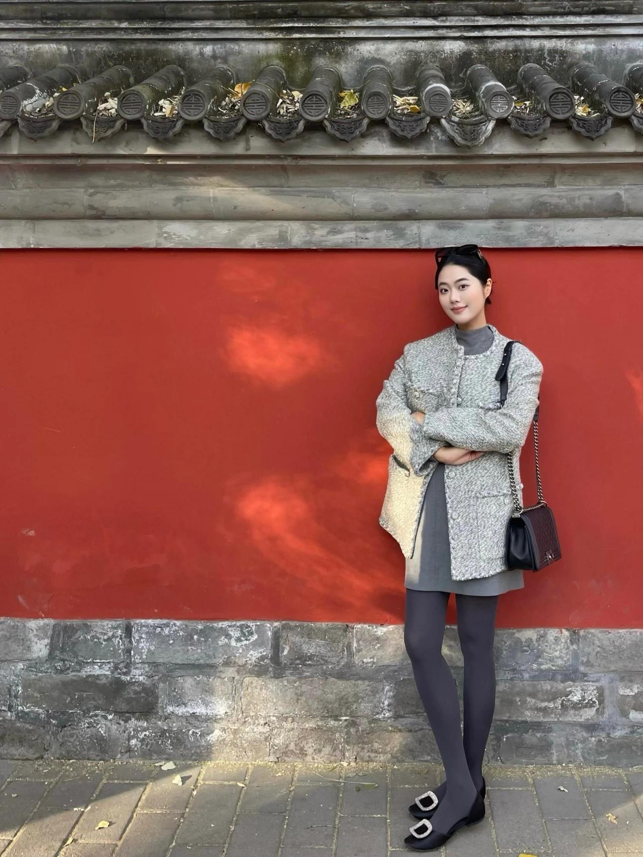 分享我这周有趣的穿搭，连裤袜配平底鞋：