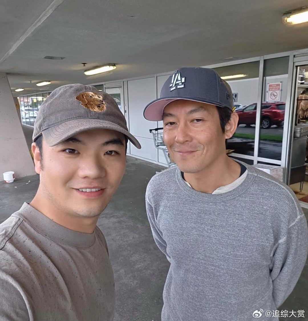 45岁陈冠希现身加拿大一家咖啡店，他的脸充满了沧桑感，让人幻视赵本山，男神的花期