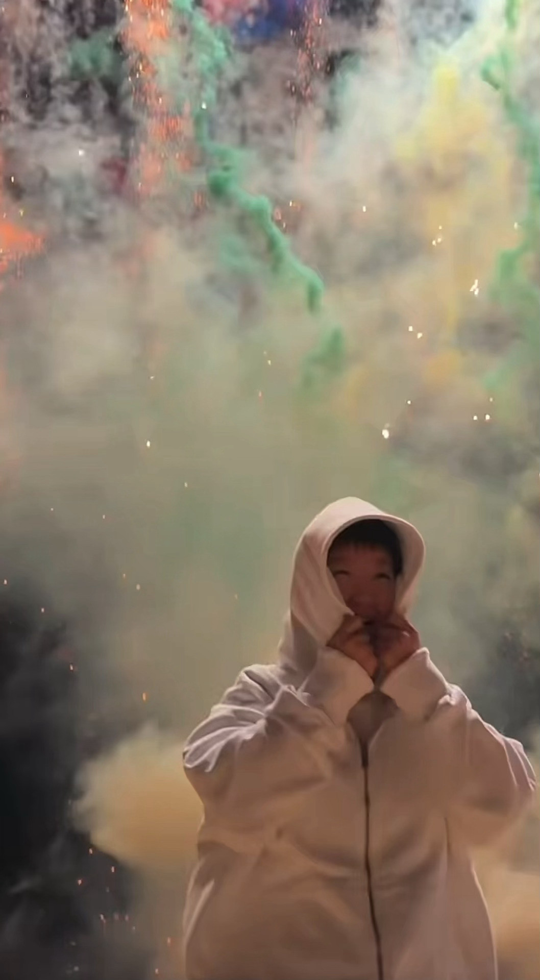 好吃这个😖😖好喜欢这两个因为烟花太大声被吓到的宝宝会赶紧戴上帽子捂住