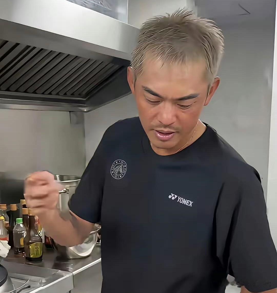 林丹的头发花白了，不知道他现在到不到50岁，但是感觉衰老的很厉害，当年赛场上的他