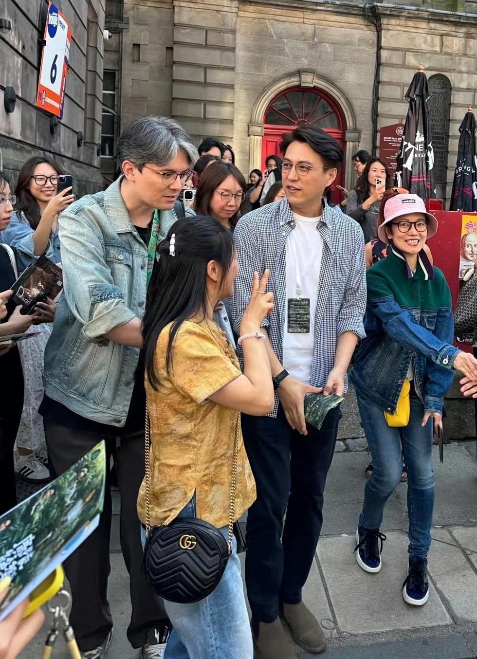 《靳东英国街头被偶遇：发福颜值仍在线，笑称“帅出国门”》走在伦敦街头，没想到