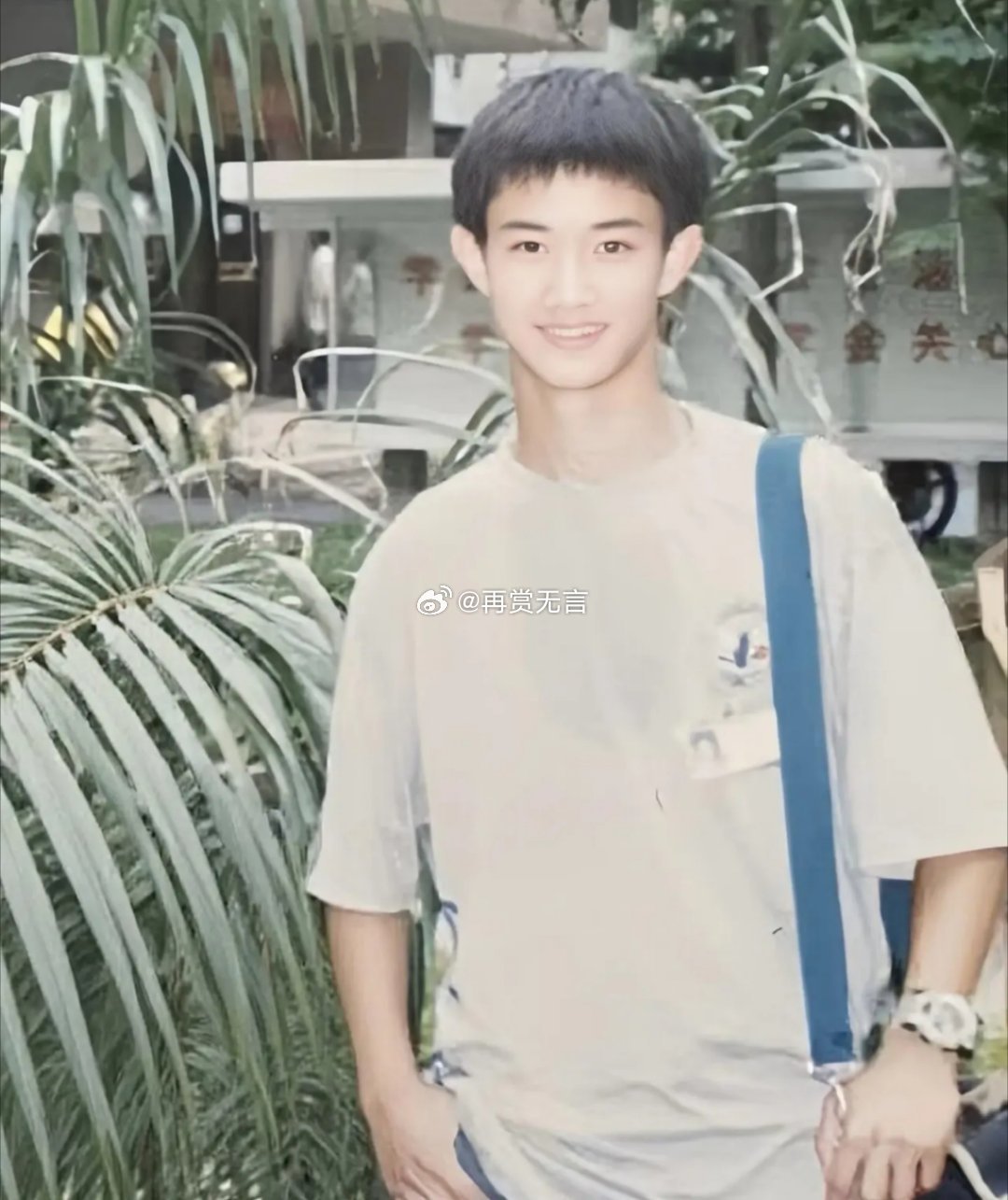 左边是爸爸小时候，右边是儿子，复制粘贴的颜值啊！