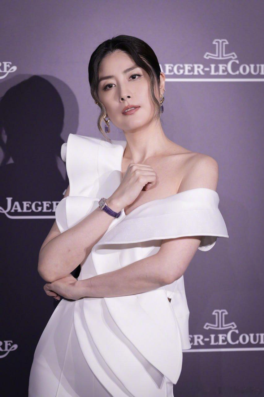 写真陈慧琳上海积家活动现场生图，斜肩深V礼服性感魅力不减当年