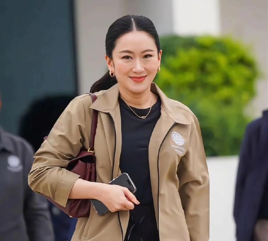 为泰党度过低谷后再迎曙光！就在今天，佩通坦去监狱探望他信的同时，还一同带去了个