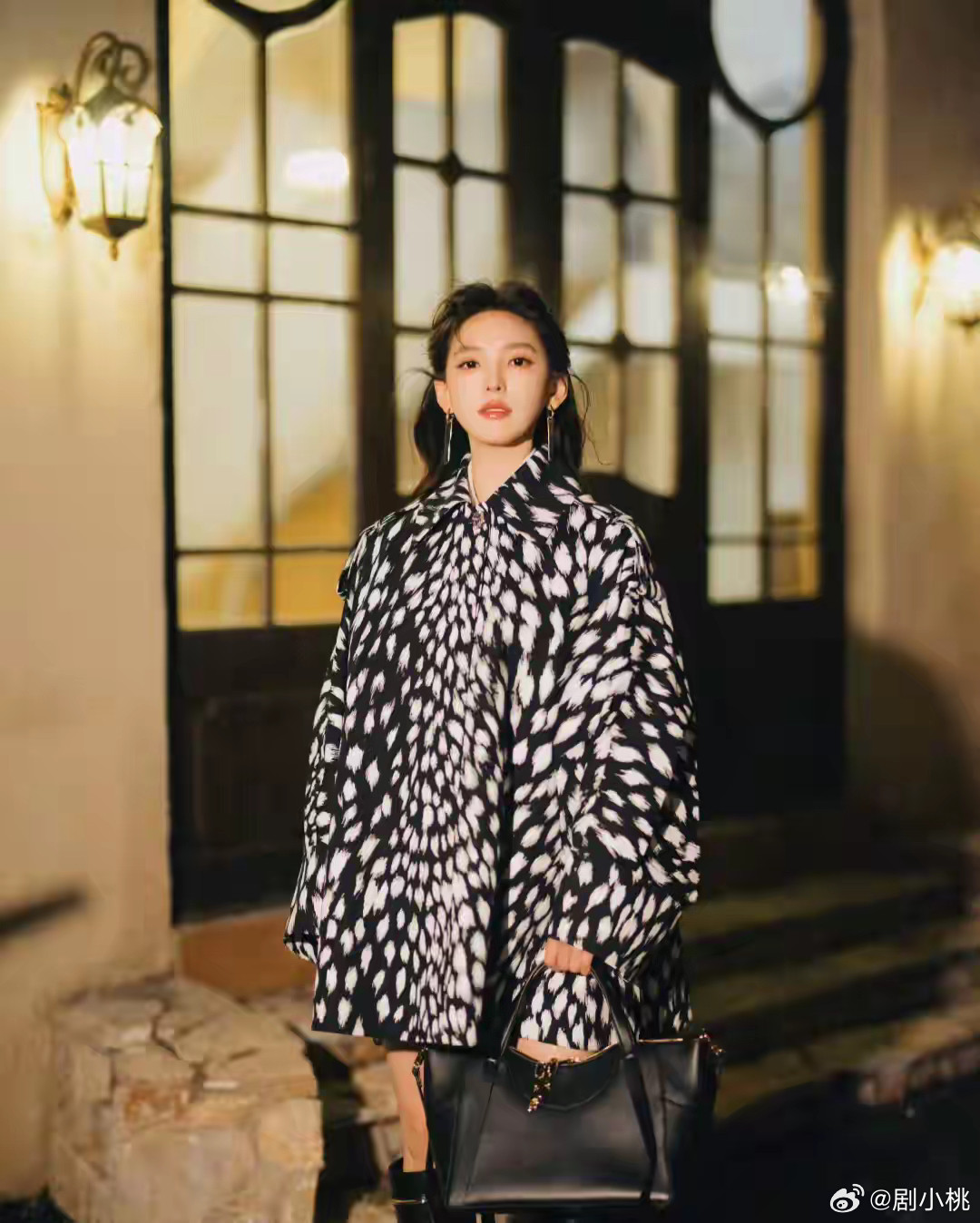 1.很多人好奇马思纯为什么会跟周冬雨会和好，一方面她们营销过姐妹情，合体出镜能获