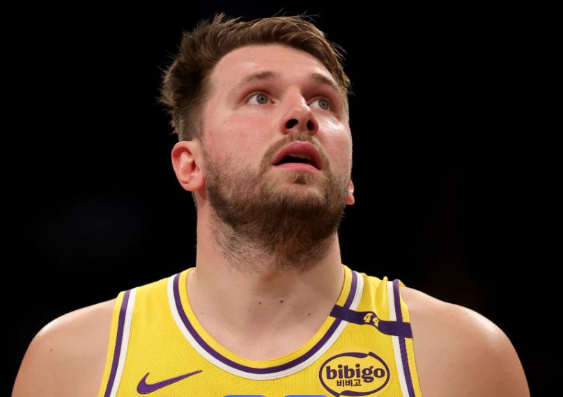 这次逃不掉了，东契奇肯定要被禁赛了，绝对是故意的。今天湖人和篮网的比赛中，东契