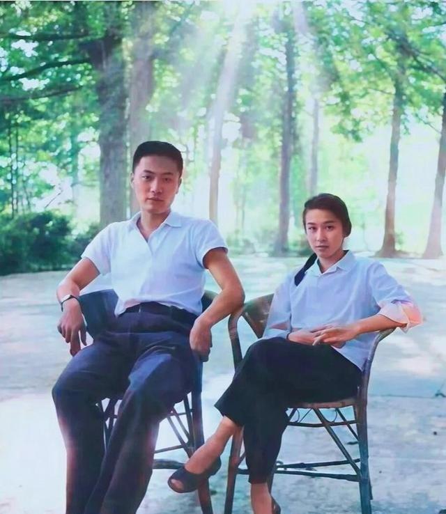 1975年，陈毅的儿子陈小鲁和粟裕的女儿粟惠宁结为伉俪，在庐庐山度蜜月的照片。你