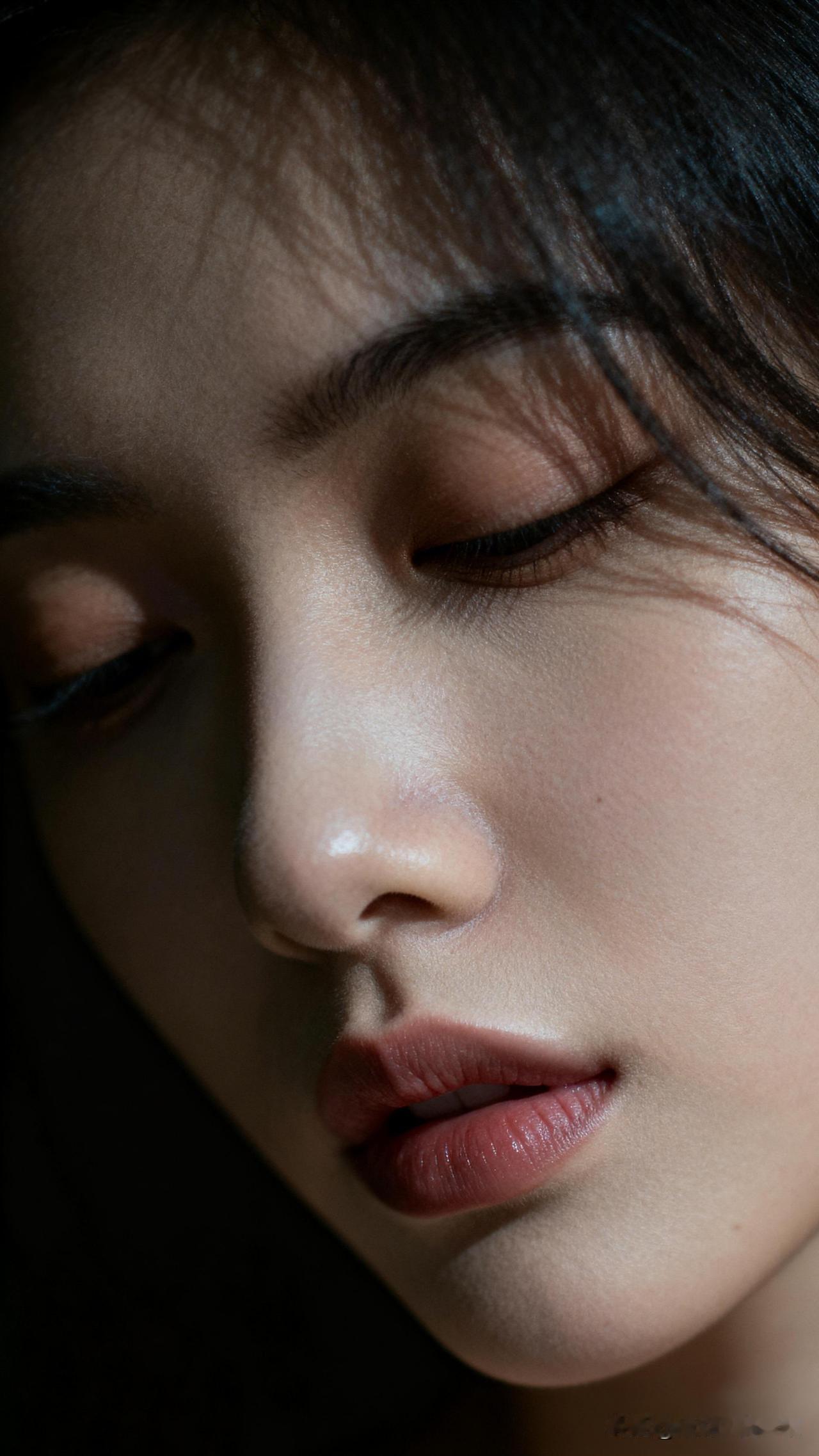 闭目养神，静待花开。你认为最有气质的美女是谁闭眼沉思的瞬间，静谧而美好。