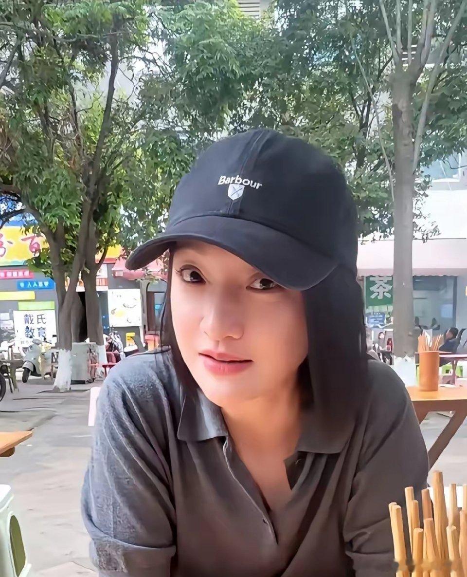 周迅路边摊吃面，突然掏出老花镜！这操作绝了影后周迅，居然蹲在成都路边吃泡椒猪肝拌