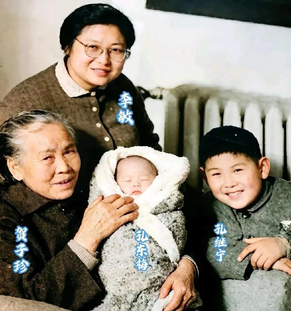 1972年，上海，贺子珍抱着襁褓中的外孙女孔东梅，与女儿李敏和外孙孔继宁的温馨合