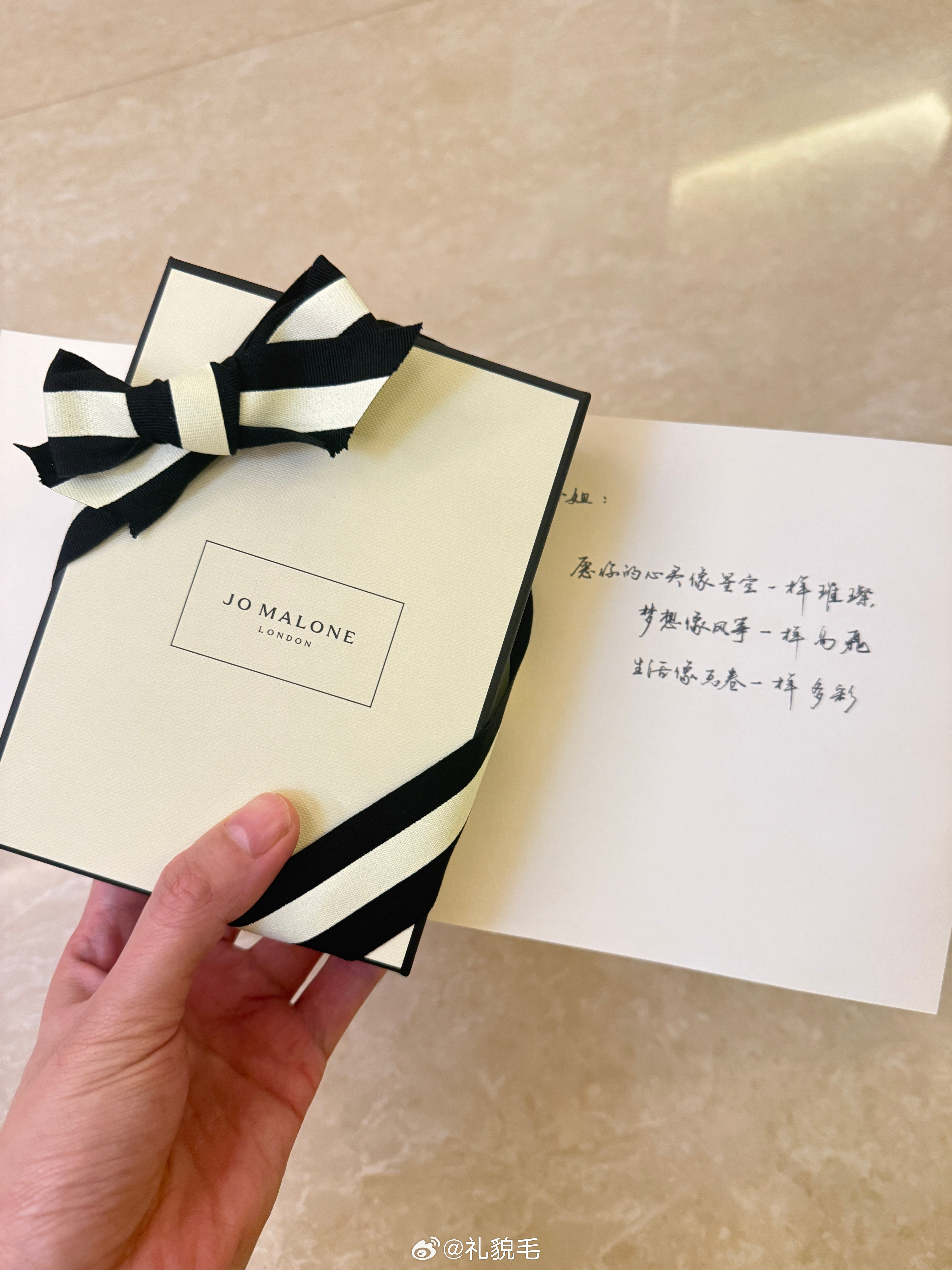 下午拆快递的时候拆到一箱芦笋，想说的前两天供应商说给我寄了礼物，应该是这箱芦笋。