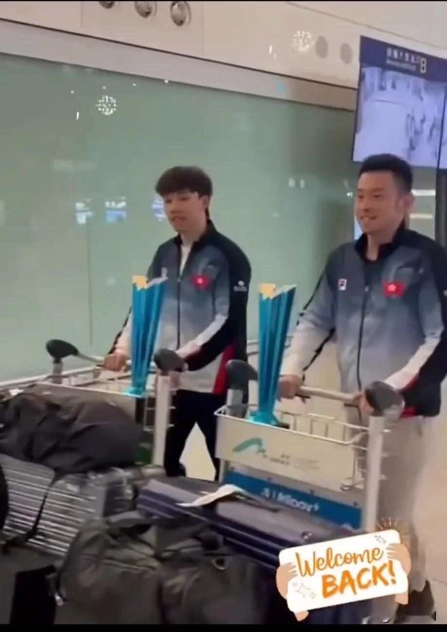 笑死了，第一次见奖杯这样从机场出来的这也太显眼了吧，大圣这两人就差把奖