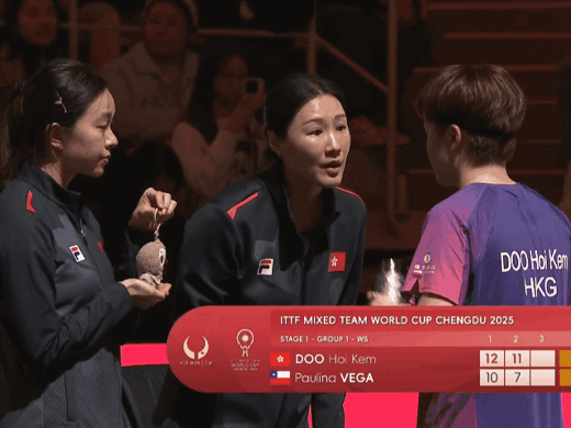 港队这一幕太有意思了：全场都被逗笑了吧？昨天港队对智利，张瑞指导在指挥杜凯琹