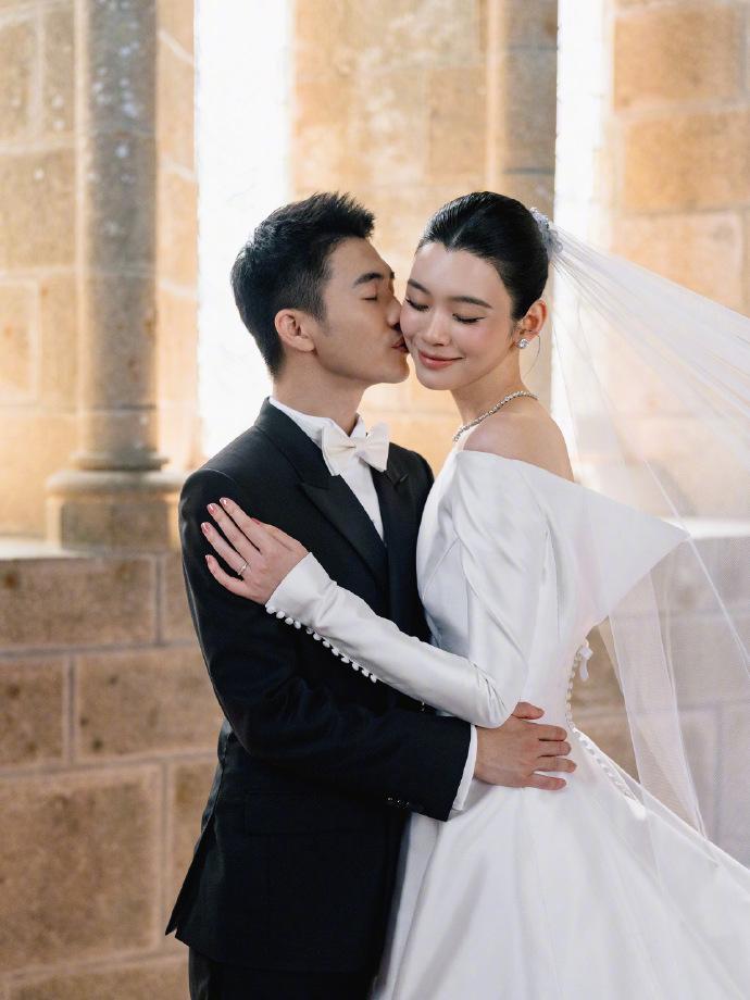 奚梦瑶分享结婚现场照，何猷君戴255万的名表。除此之外，两人还当着一双儿女的面