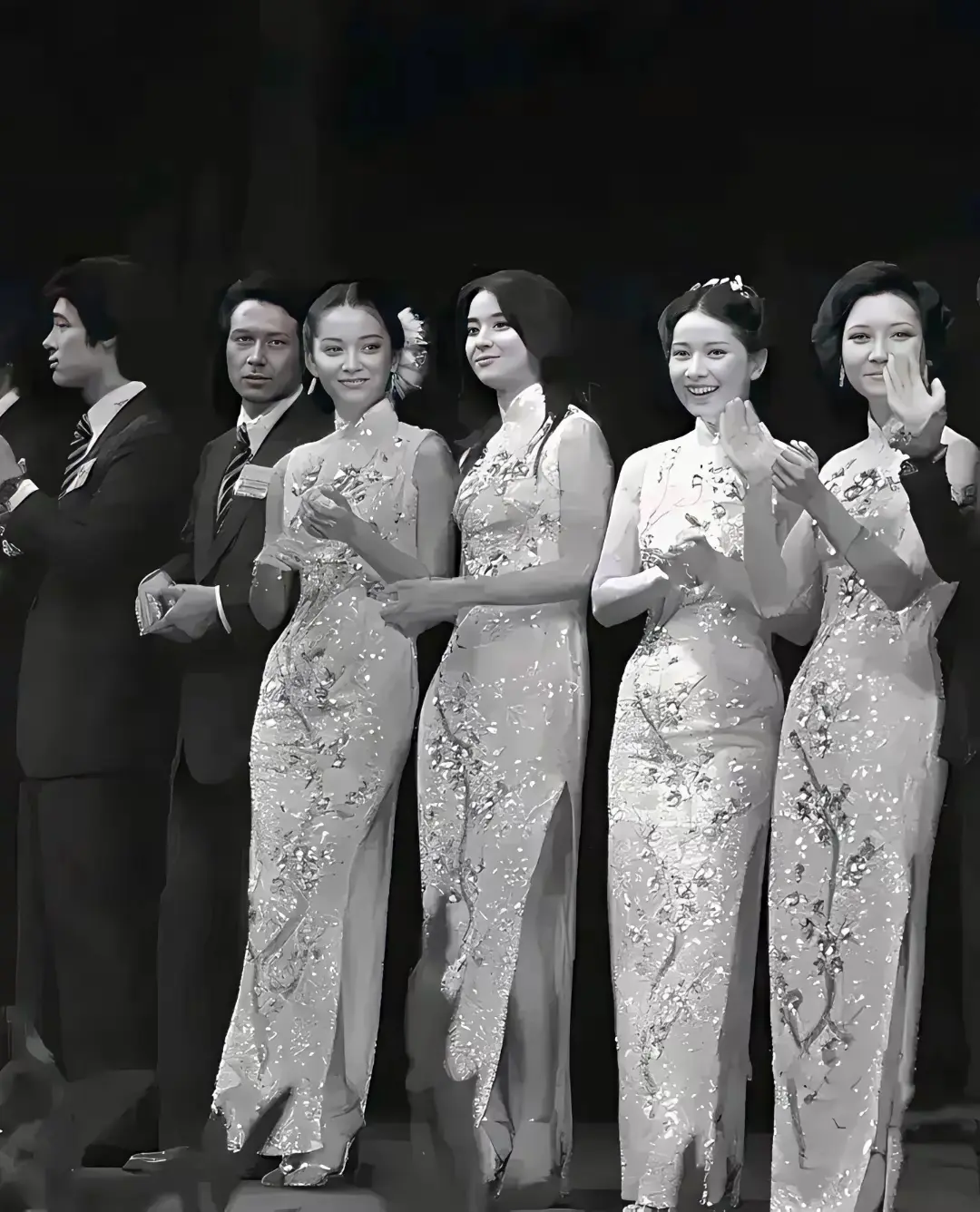 天呐，看到林凤娇和林青霞1976年的合影，才懂成龙为啥说惊为天人