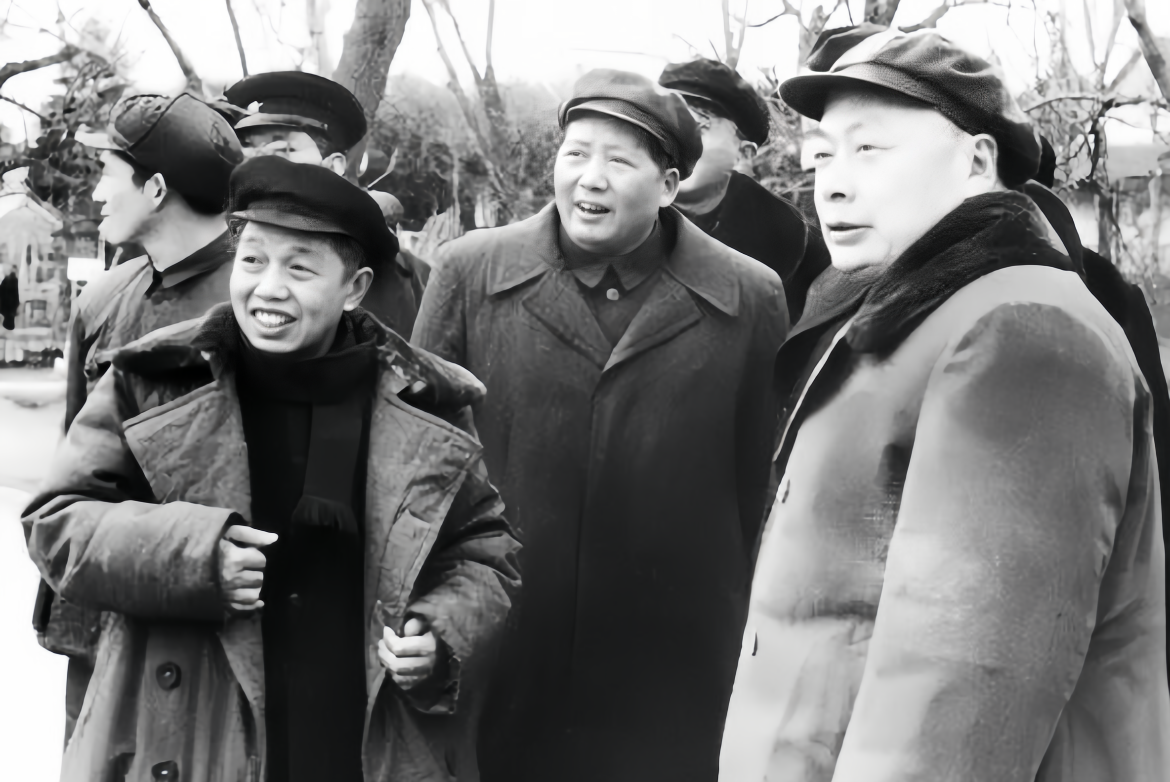 这张合影拍摄于1953年，毛主席视察南京。毛主席前面两人是东道主，左边是谭震林，