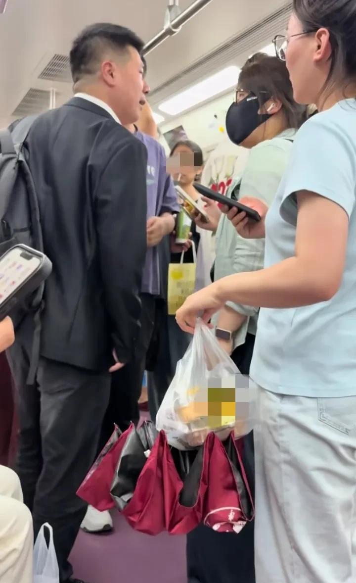 6月11日晚，西安地铁上，男子背包碰撞女子引发争执。事情发生在西安地铁上