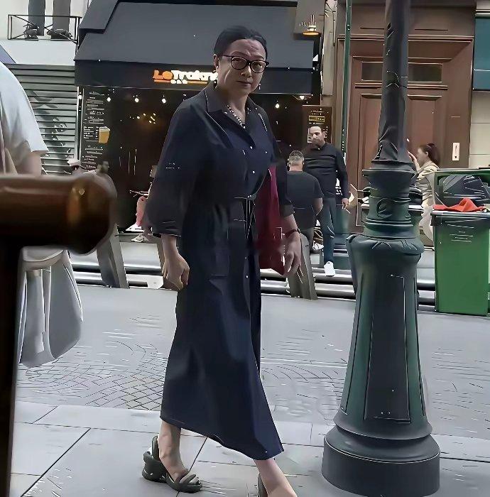 巴黎街头意外一幕隔着玻璃撞见氛围感女生男相你能看出来这是谁吗？