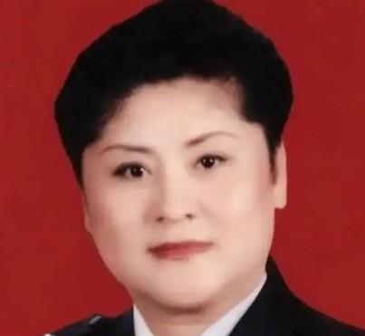 1988年，女警王玉荣结束卧底任务未换警服，遭两名壮汉强行塞进出租车，脖子被歹徒