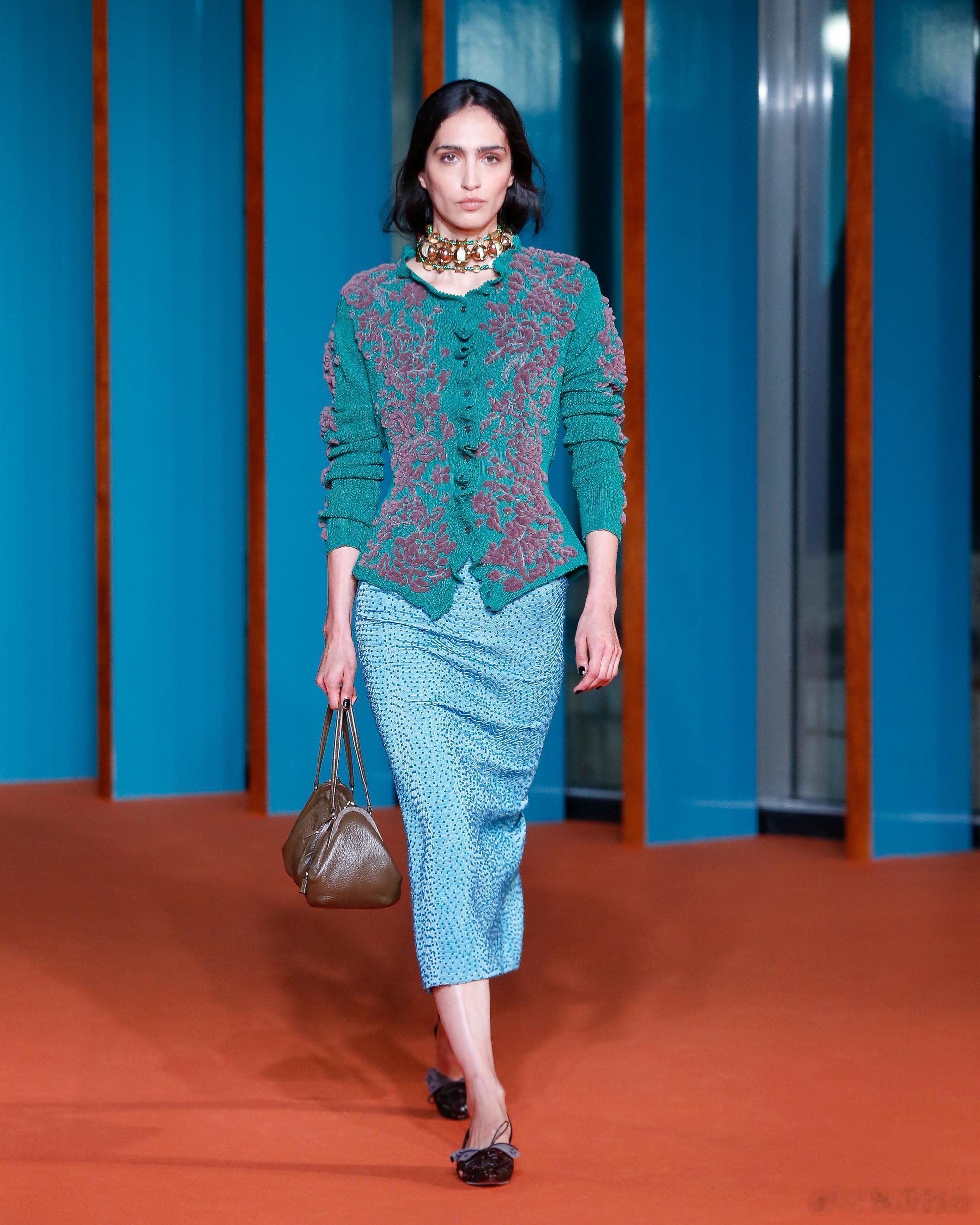 #一起云看秀#TORYBURCH2027春夏系列本季“以藏家视角，演绎奢华女性气质与美式实用主义的相