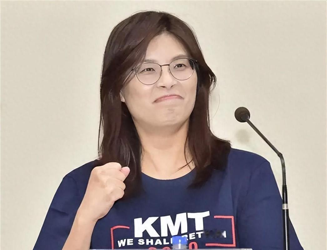 丽文要去美国了，临走前，对着一堆镜头撂下一句话，她说：“我不想在大陆和美国之间
