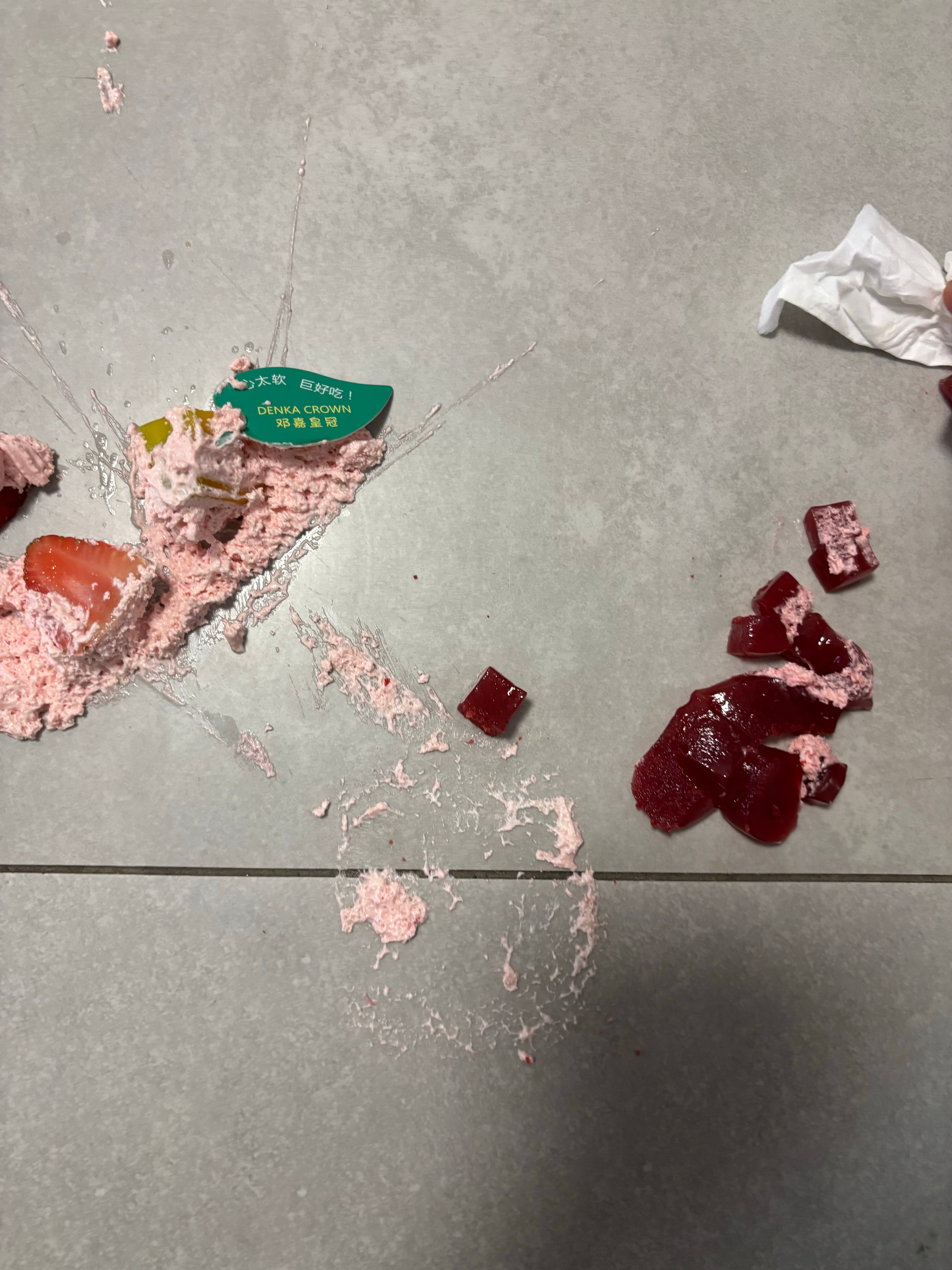 妹妹今天不小心打翻的小蛋糕杯子里剩下的也不吃了最后重新买了一个