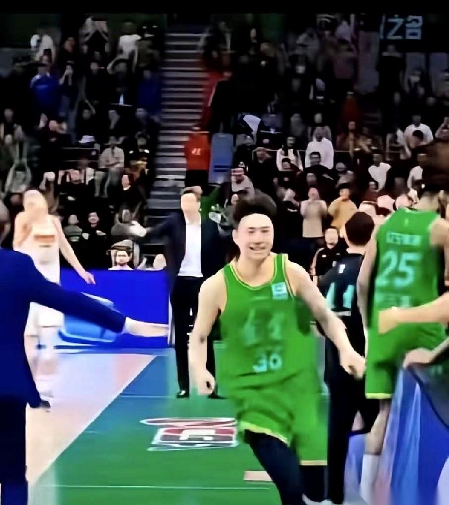 辽篮那个手帝，脸上常年挂着一副“预算又不够了”的表情，好像对什么都提不起劲。可