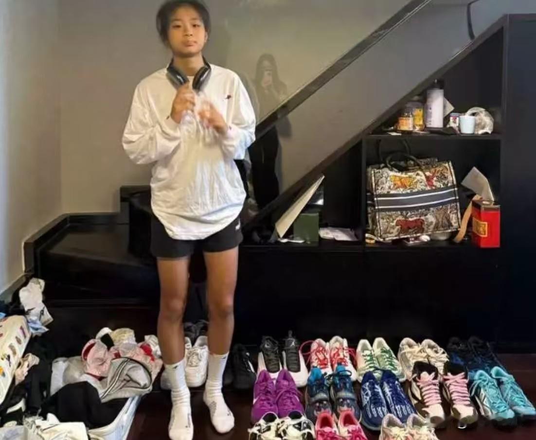 励志天才篮球少女张家裔的堕落让人惋惜，年纪太轻去国外真不是好事。因为在水泥地
