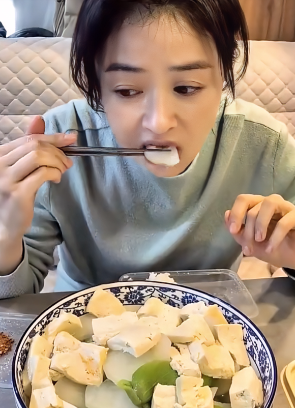 蒋欣晒午餐都是豆制品实在太素了当明星太不容易了！最近，蒋欣突然在社交平台晒出