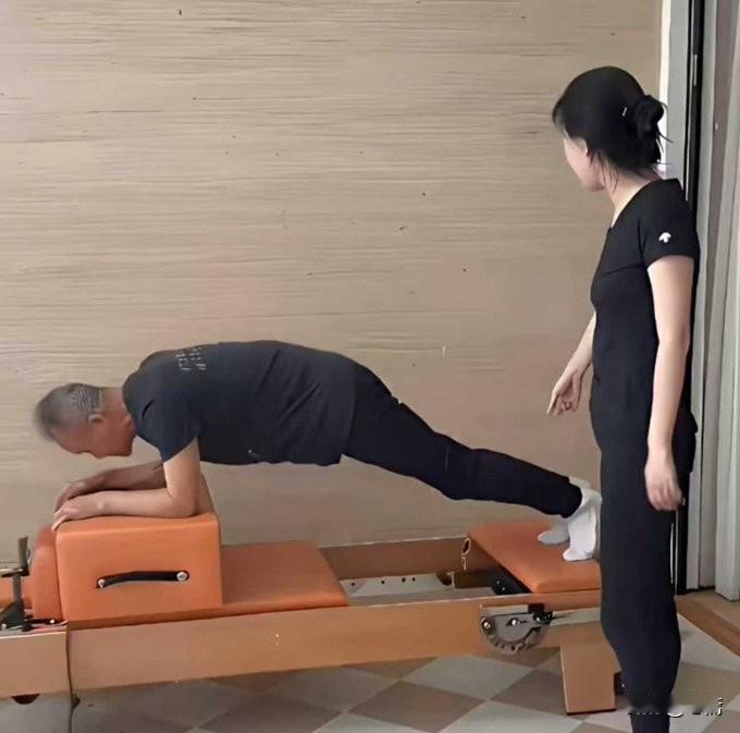 哎，75岁的老头，何必呢？何苦呢？王石不如听听老兄弟的冯仑的话吧！冯仑说