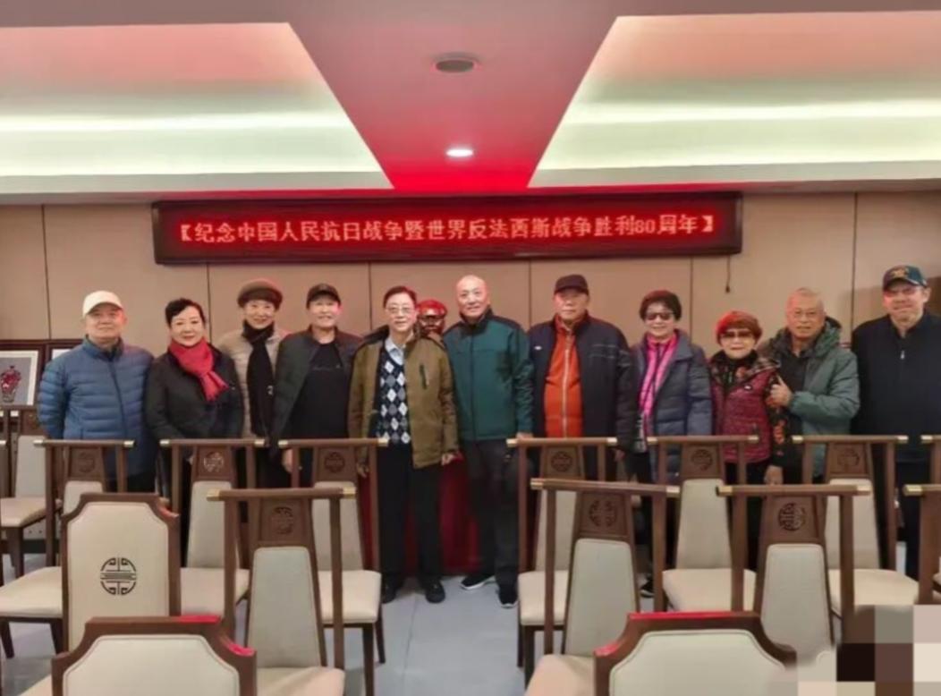 四野后代联谊会有一个不成文的规矩，那就是在每次聚会时，嘉宾们都会默契地按照父辈级