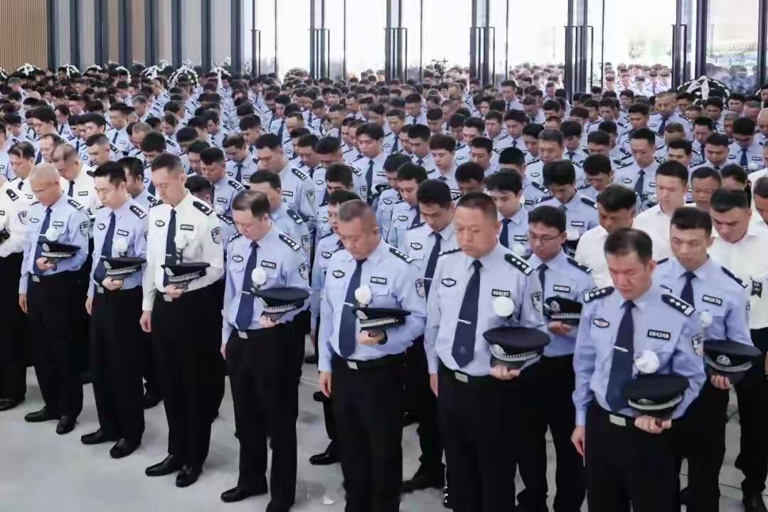 25岁民警吴龙为保护群众，壮烈牺牲。深圳市公安局龙岗分局六约派出所民警。7月12