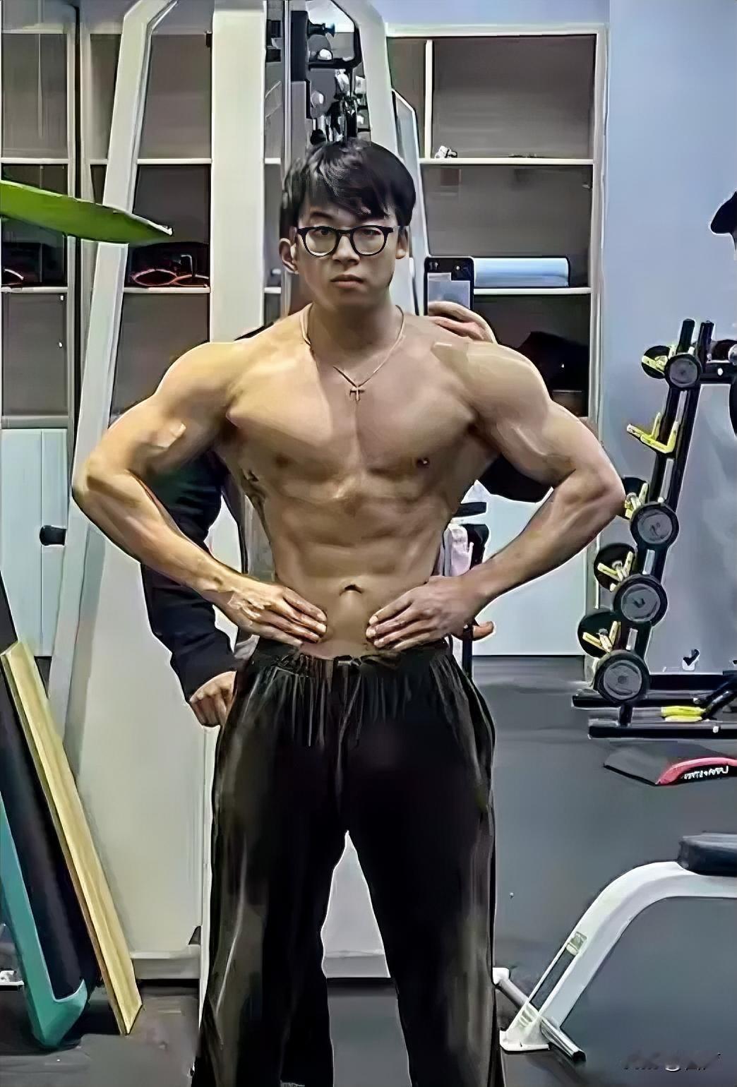 26岁健身教练毕嘉琪去世一身肌肉，超级自律走前毫无征兆在睡梦中离世。毕