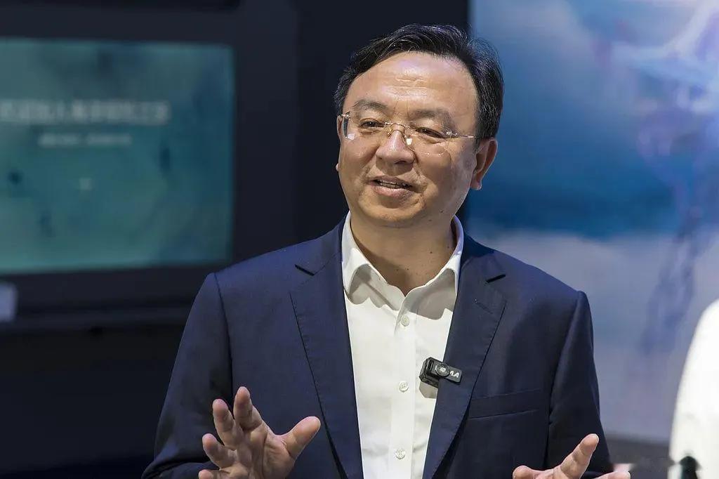 2026年新年开篇，比亚迪以三箭定乾坤之势，重磅推出三款旗舰车型，震撼整个新能源