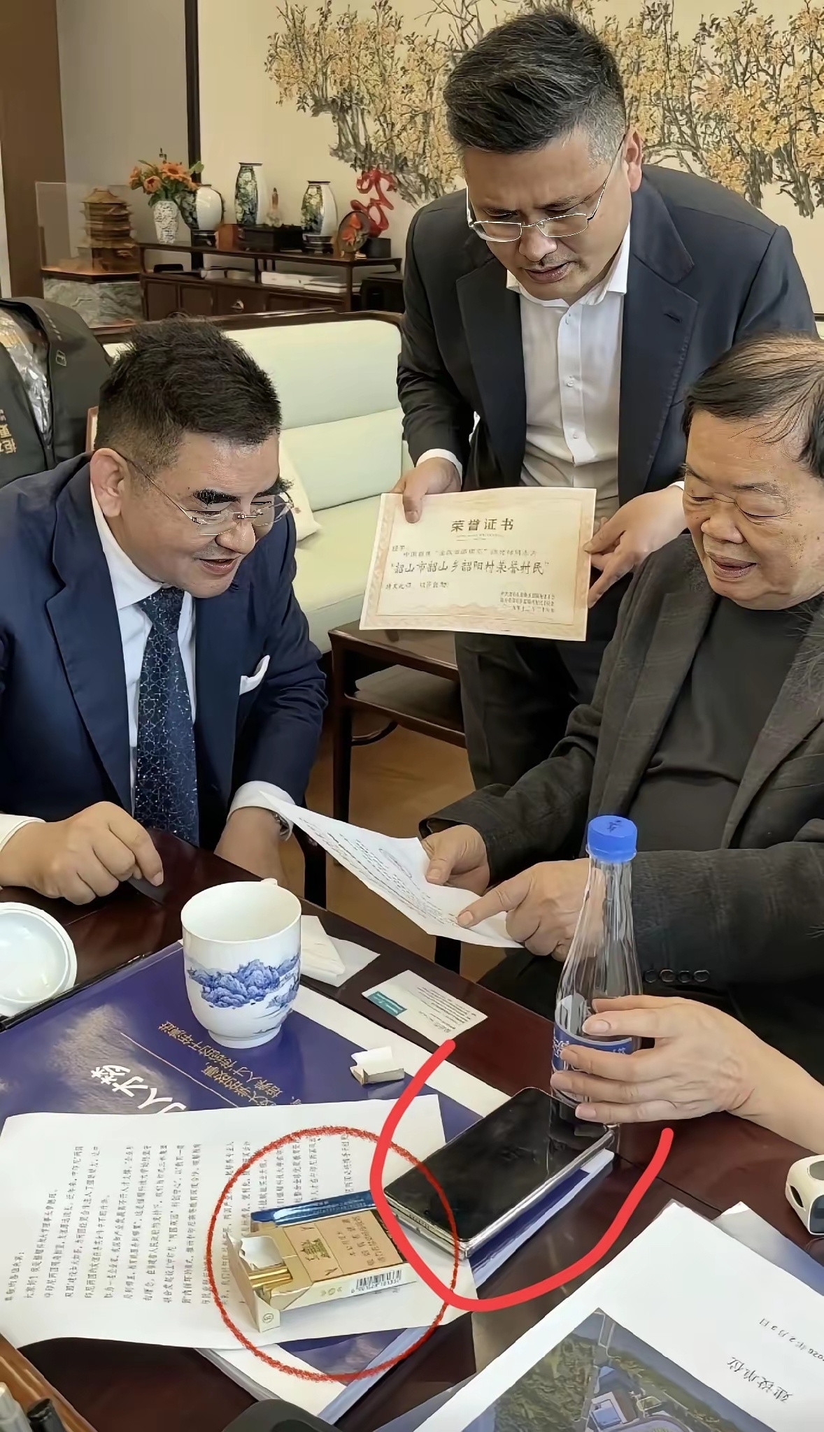 对于顶流有钱人而言，苹果与华为，谁才是手机界的“心头好”？