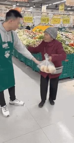 男子瞅着老太太拎着包子扭头就走，赶紧喊：“阿姨！还没结账呢，不能直接拿呀！”