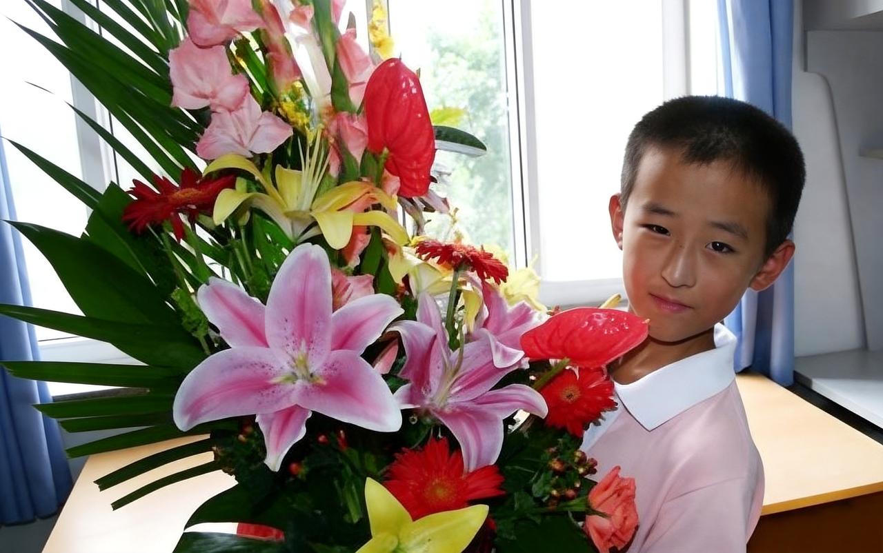 这名小男孩如果在古代的科举考试中绝对是“神级”般的存在。他在考试中创造了三个“第