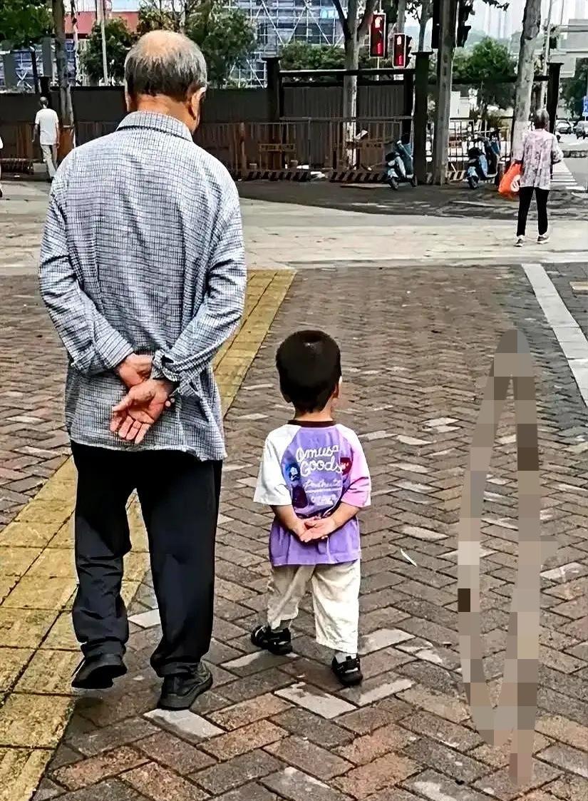 2岁娃成“累赘”？老两口接棒养孙：“孩子我们要，日子我们扛”六月一个闷热