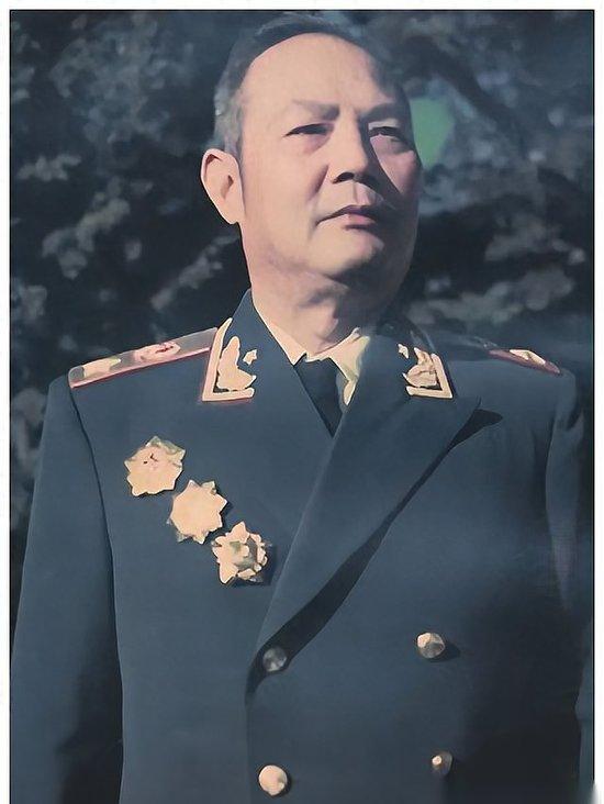 1978年那个深夜，叶帅敲开了华国锋的门。没有客套，没有迂回。叶帅一句话就像